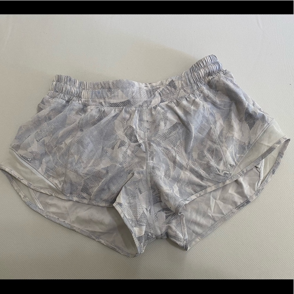 Lululemon hotty hot lowrise lined 2.5” shorts
